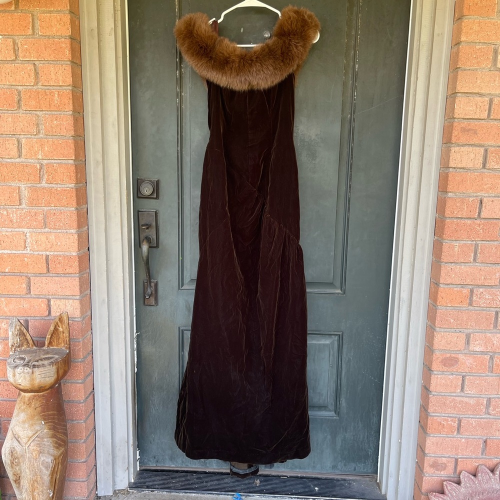 Victor Costa Elegant Burgundy velvet gown with fox fur collar